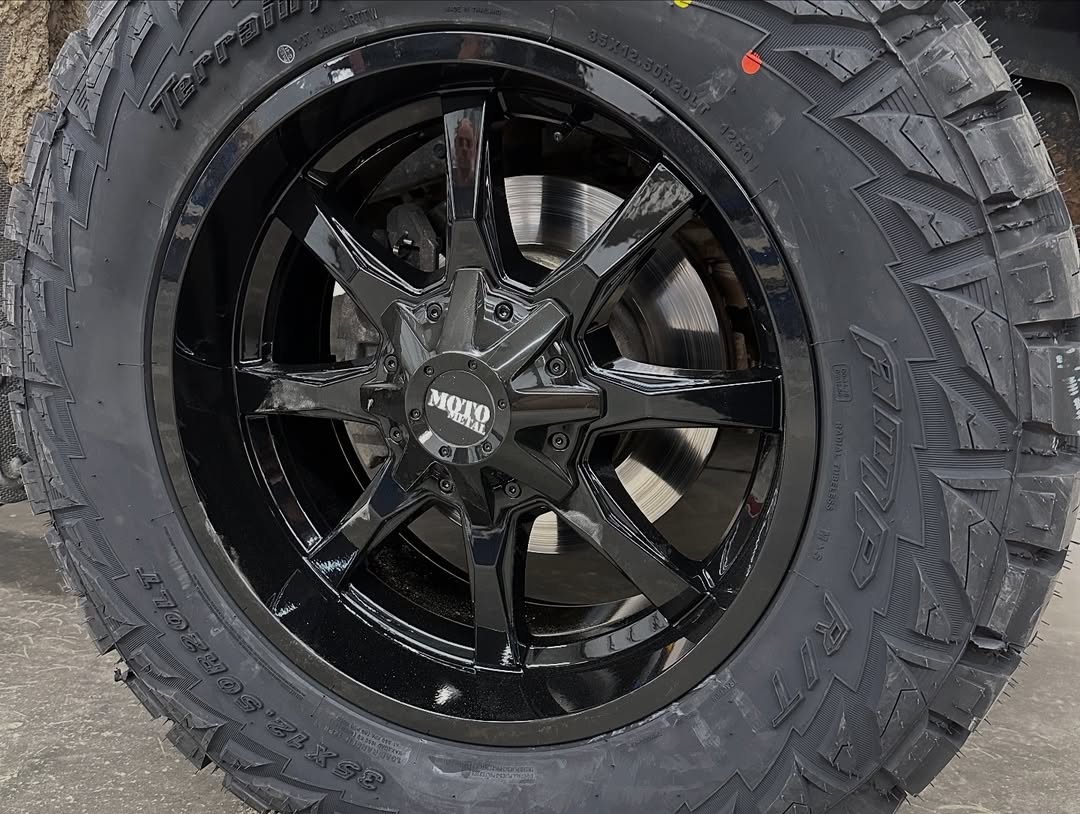 20X9 Moto Metal MO970 RIMS - FULL GLOSS BLACK 6X135/6X139.7