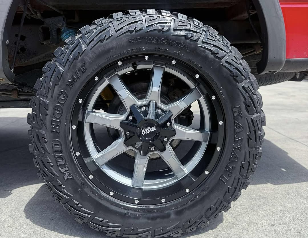 18X9 Moto Metal MO970 RIMS - GLOSS GRAY CENTER W/ G-BLK LIP 6X135/6X139.7