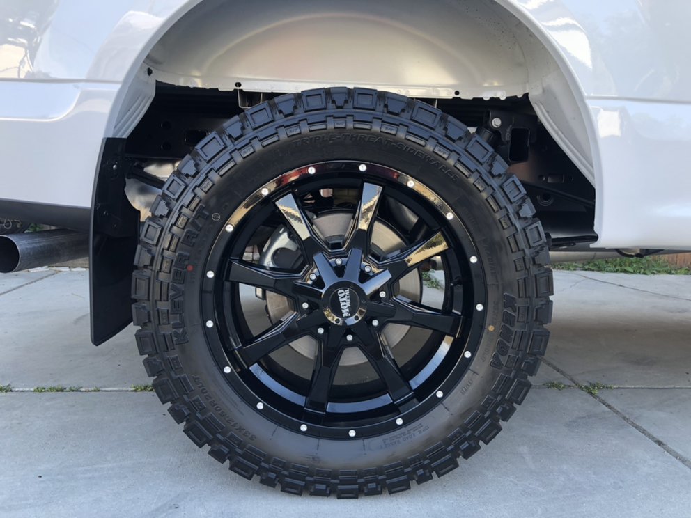 20X9 Moto Metal MO970 RIMS - GLOSS BLACK W/ SPOT MILLED LIP 6X135/6X139.7