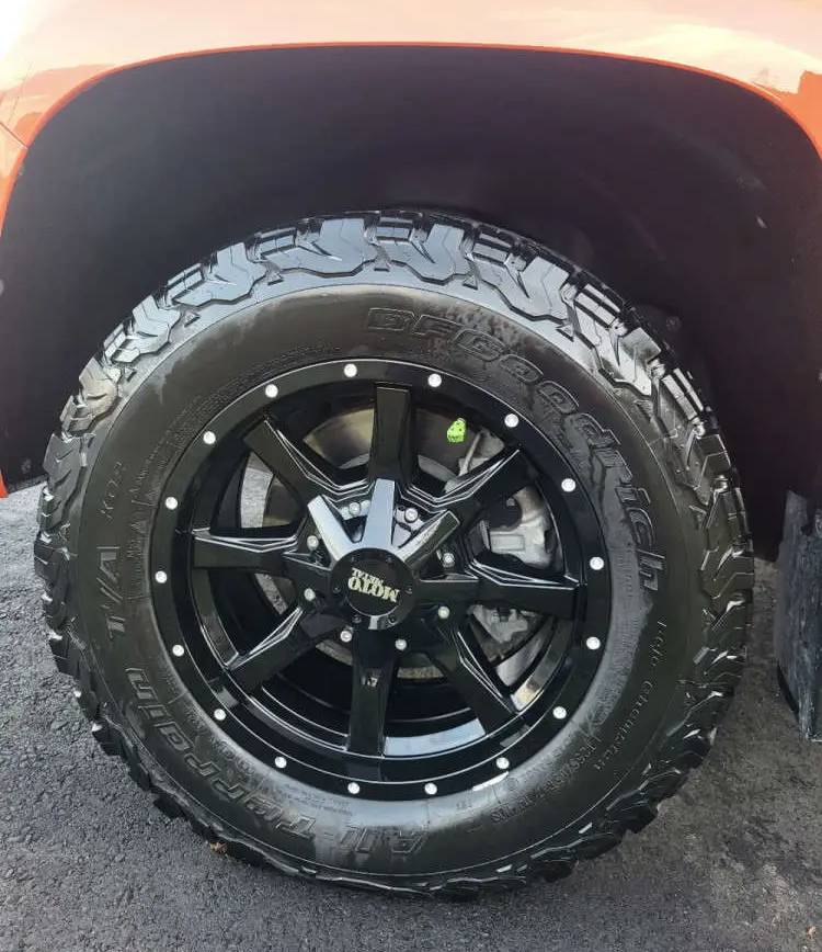 16X8 Moto Metal MO970 RIMS - GLOSS BLACK W/ SPOT MILLED LIP 6X135/6X139.7