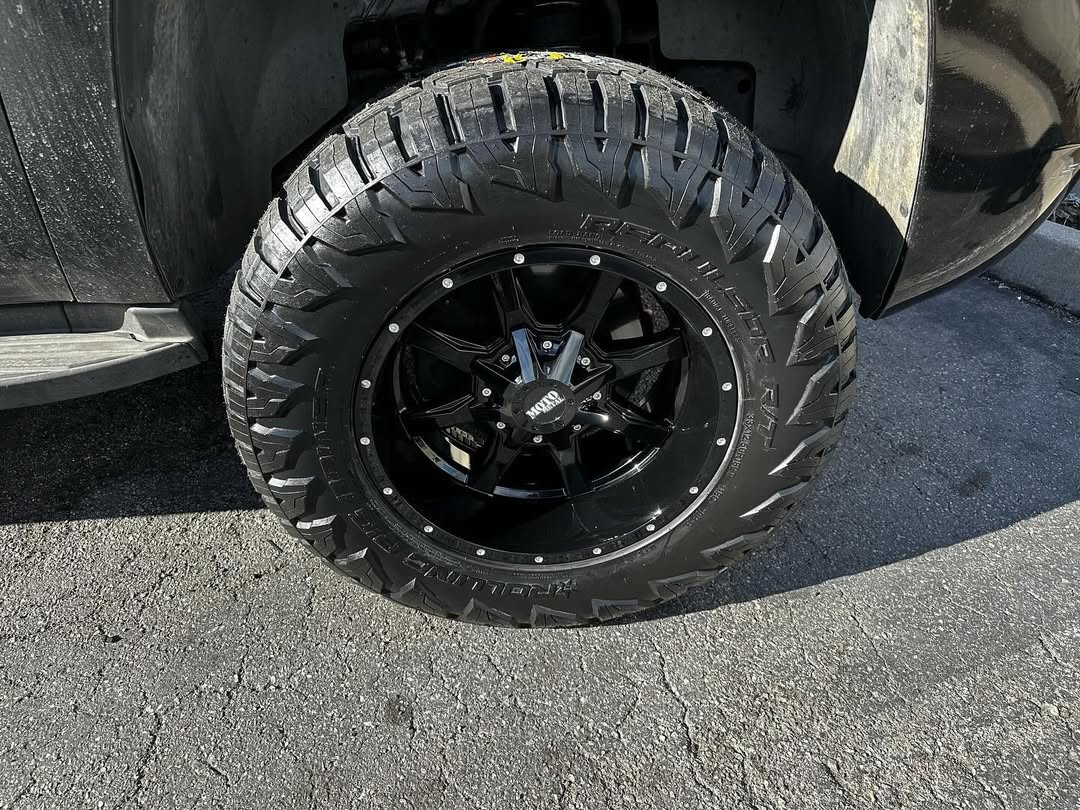 18X10 Moto Metal MO970 RIMS - GLOSS BLACK W/ SPOT MILLED LIP 6X135/6X139.7