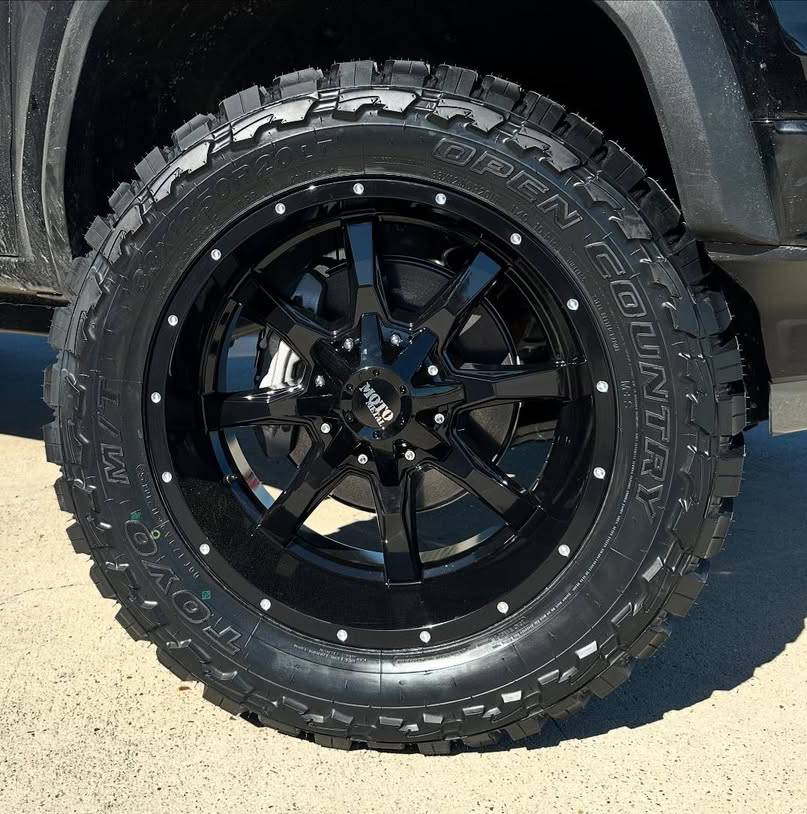 20X10 Moto Metal MO970 RIMS - GLOSS BLACK W/ SPOT MILLED LIP 6X135/6X139.7